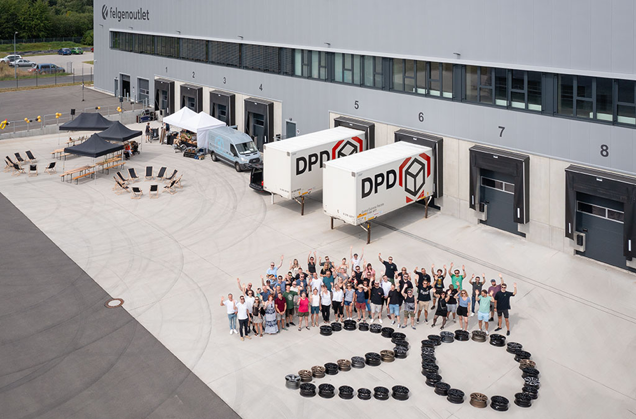 Photo of the trovacerchi team from 2023 celebrating the company's 20th anniversary